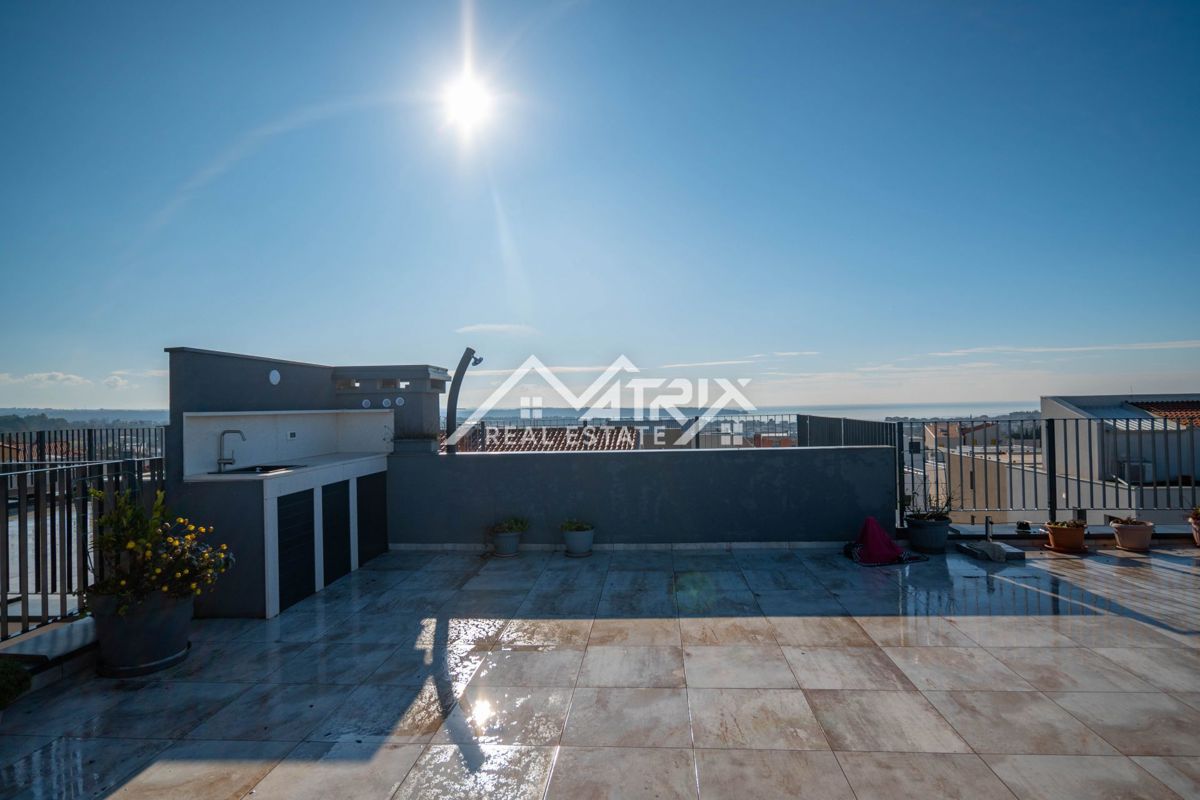 Novigrad, kakovostno urejeno stanovanje s pogledom na morje