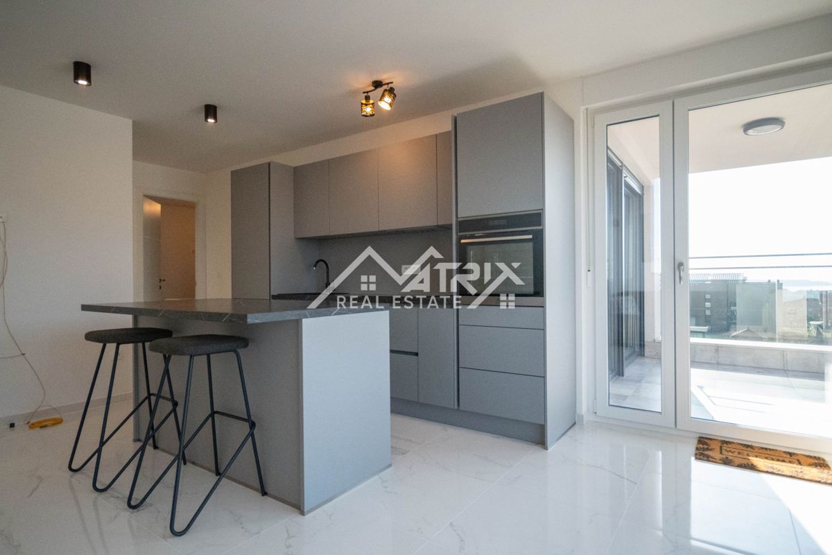 Novigrad, kakovostno urejeno stanovanje s pogledom na morje