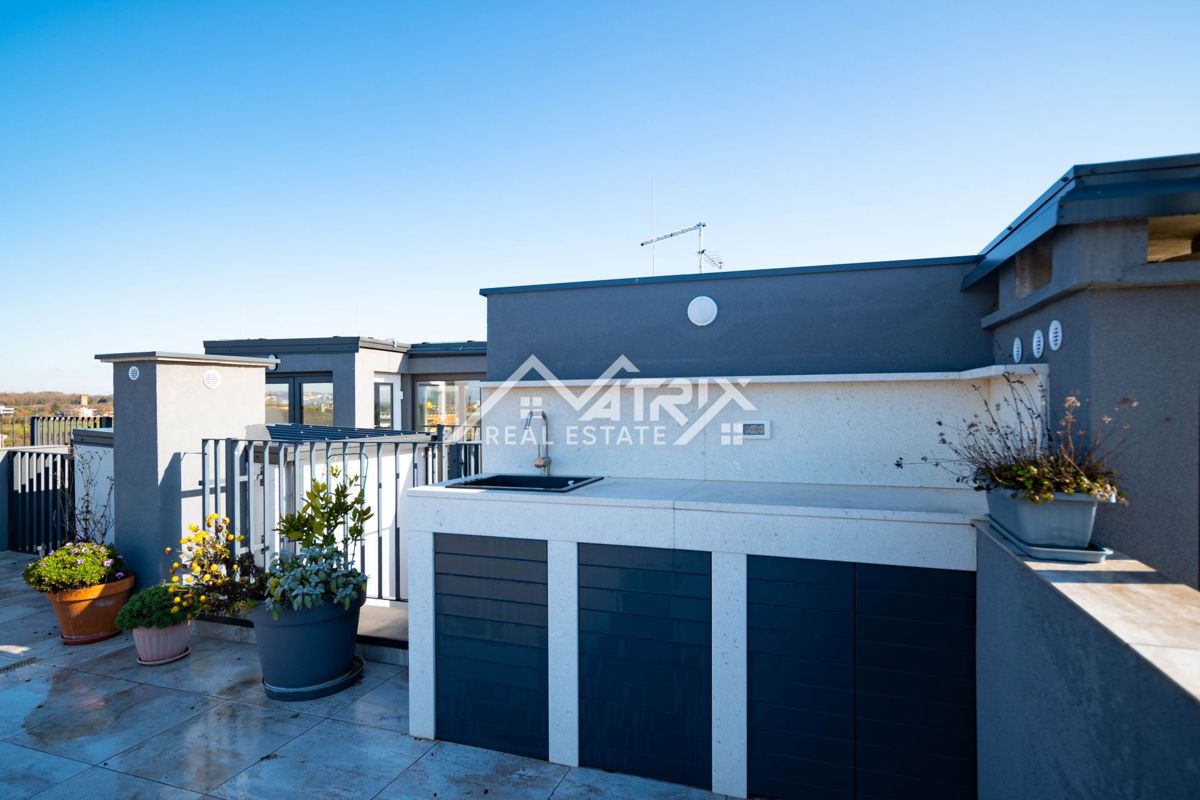 Novigrad, kakovostno urejeno stanovanje s pogledom na morje