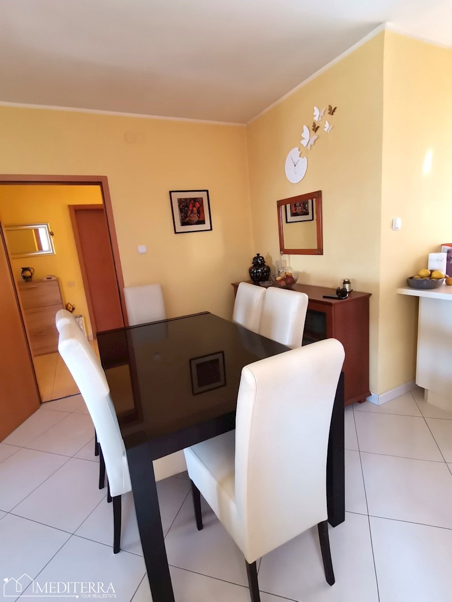 Prostoren apartma s pogledom na morje, odlična lokacija, Novigrad, Istra