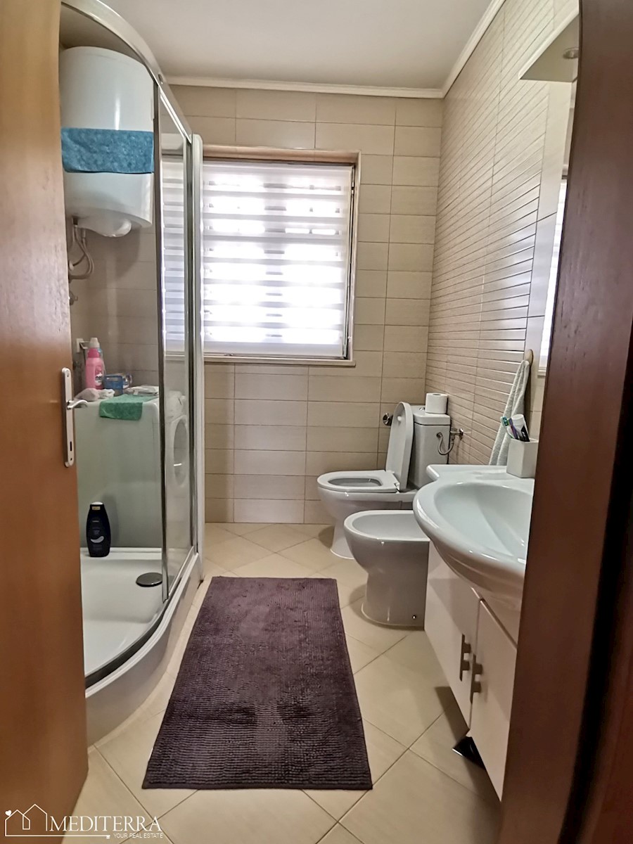 Prostoren apartma s pogledom na morje, odlična lokacija, Novigrad, Istra