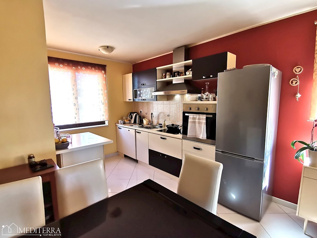 Prostoren apartma s pogledom na morje, odlična lokacija, Novigrad, Istra