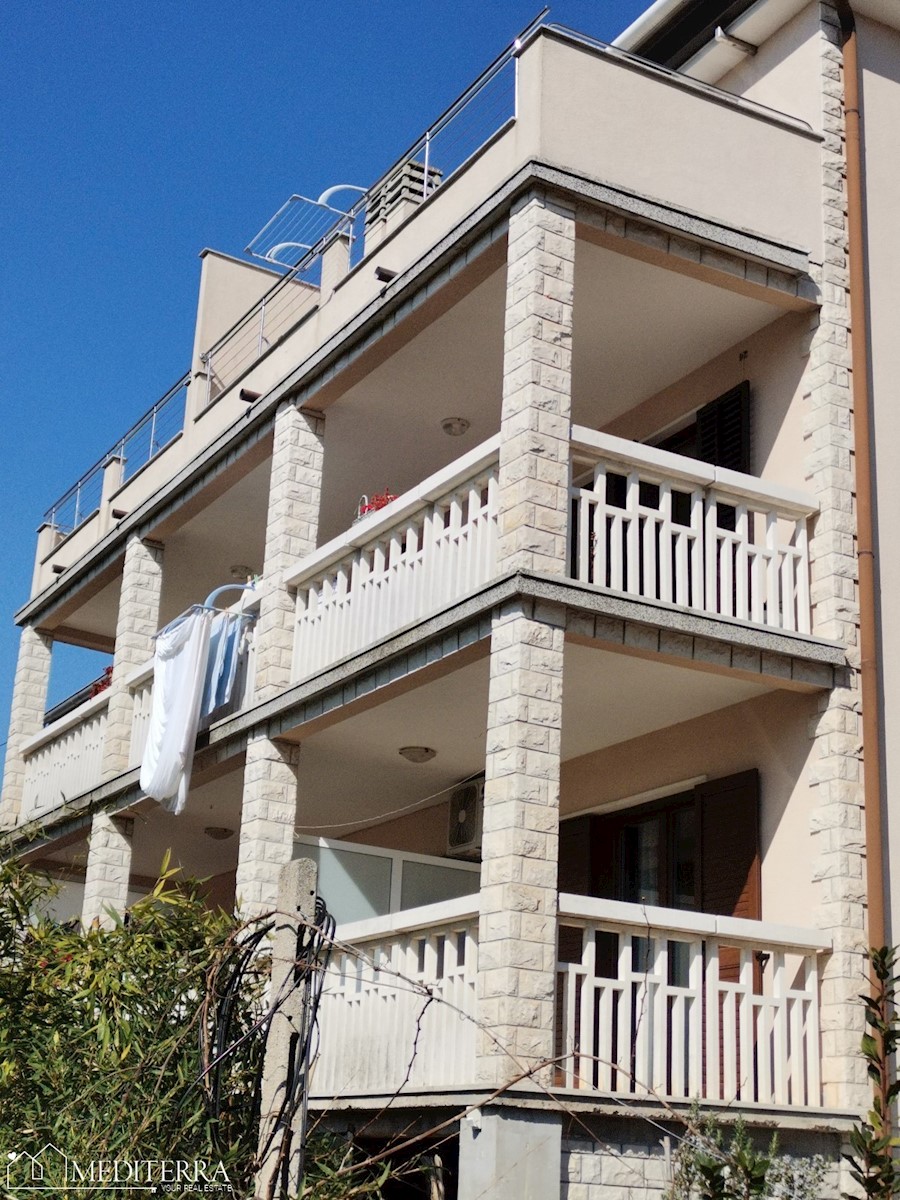 Prostoren apartma s pogledom na morje, odlična lokacija, Novigrad, Istra