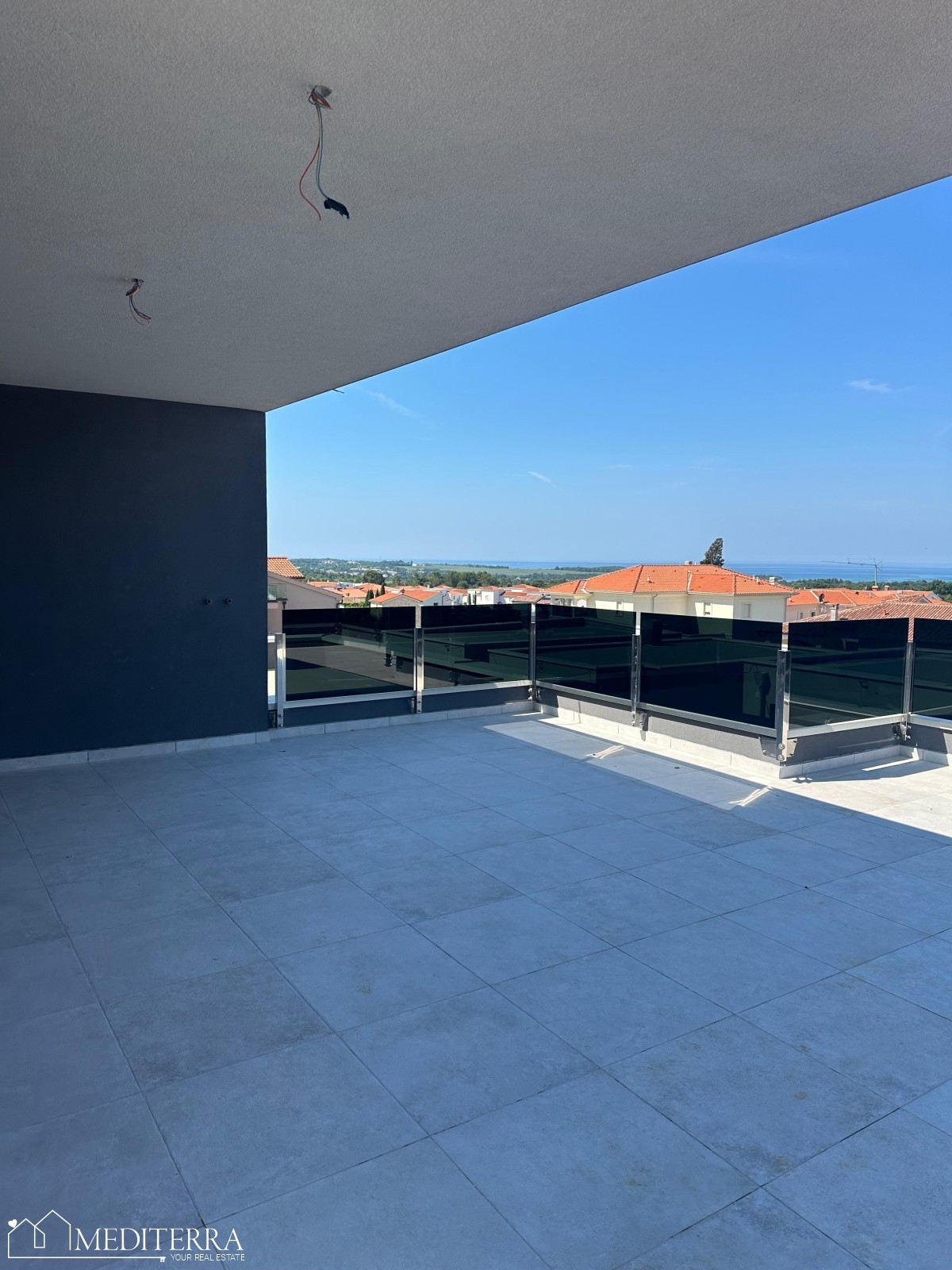 Apartma s strešno teraso in pogledom na morje, Vabriga, Istra