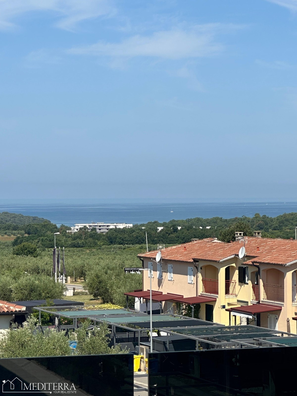 Apartma s strešno teraso in pogledom na morje, Vabriga, Istra
