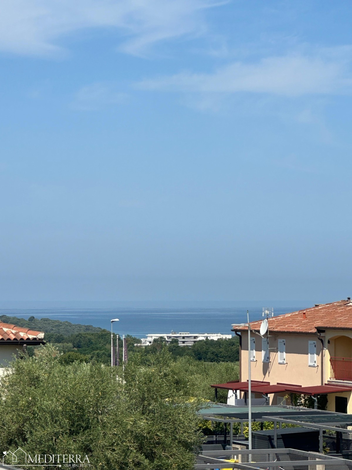 Apartma s strešno teraso in pogledom na morje, Vabriga, Istra