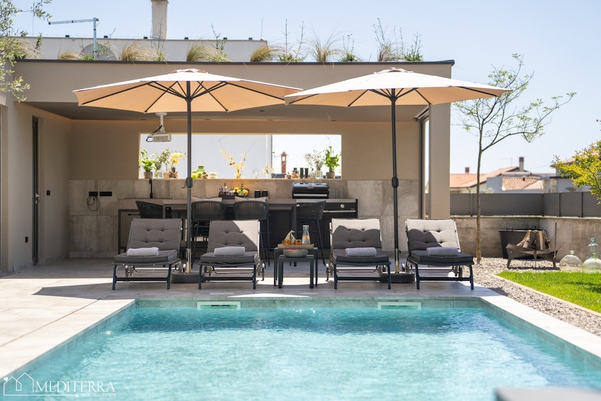 Vila obdana z vinogradi, blizu centra Novigrada, Istra