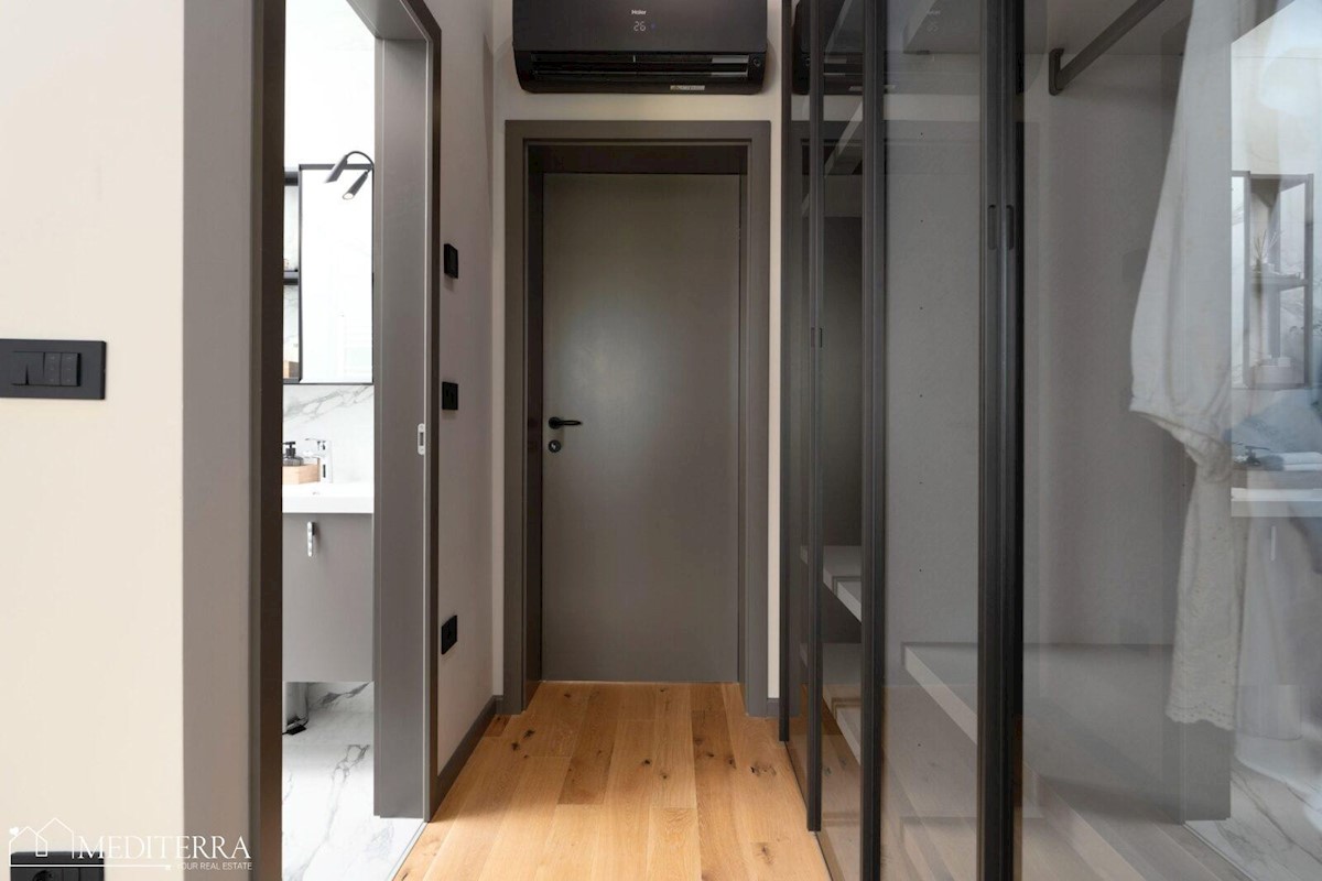 Vila obdana z vinogradi, blizu centra Novigrada, Istra