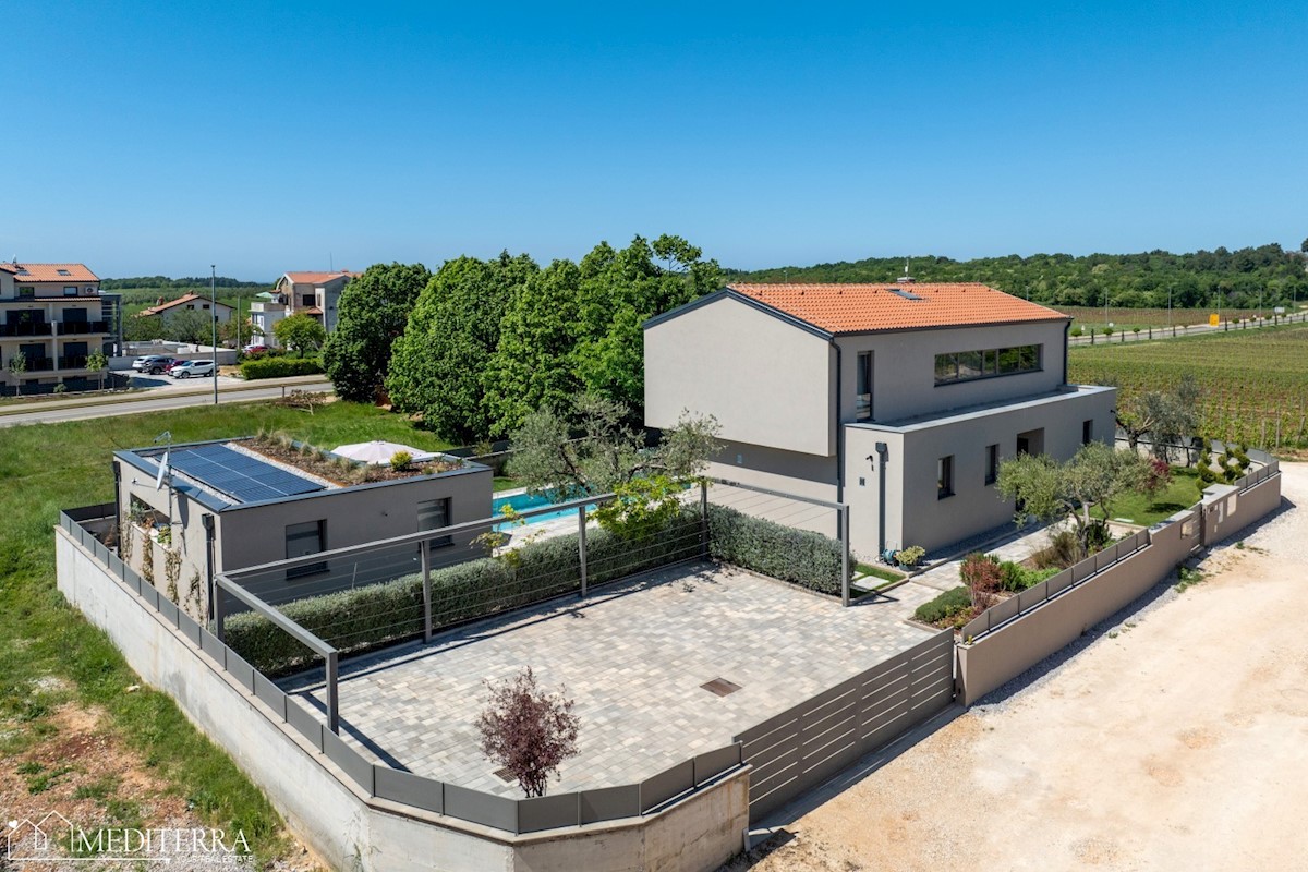 Vila obdana z vinogradi, blizu centra Novigrada, Istra