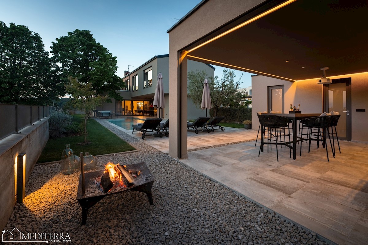 Vila obdana z vinogradi, blizu centra Novigrada, Istra