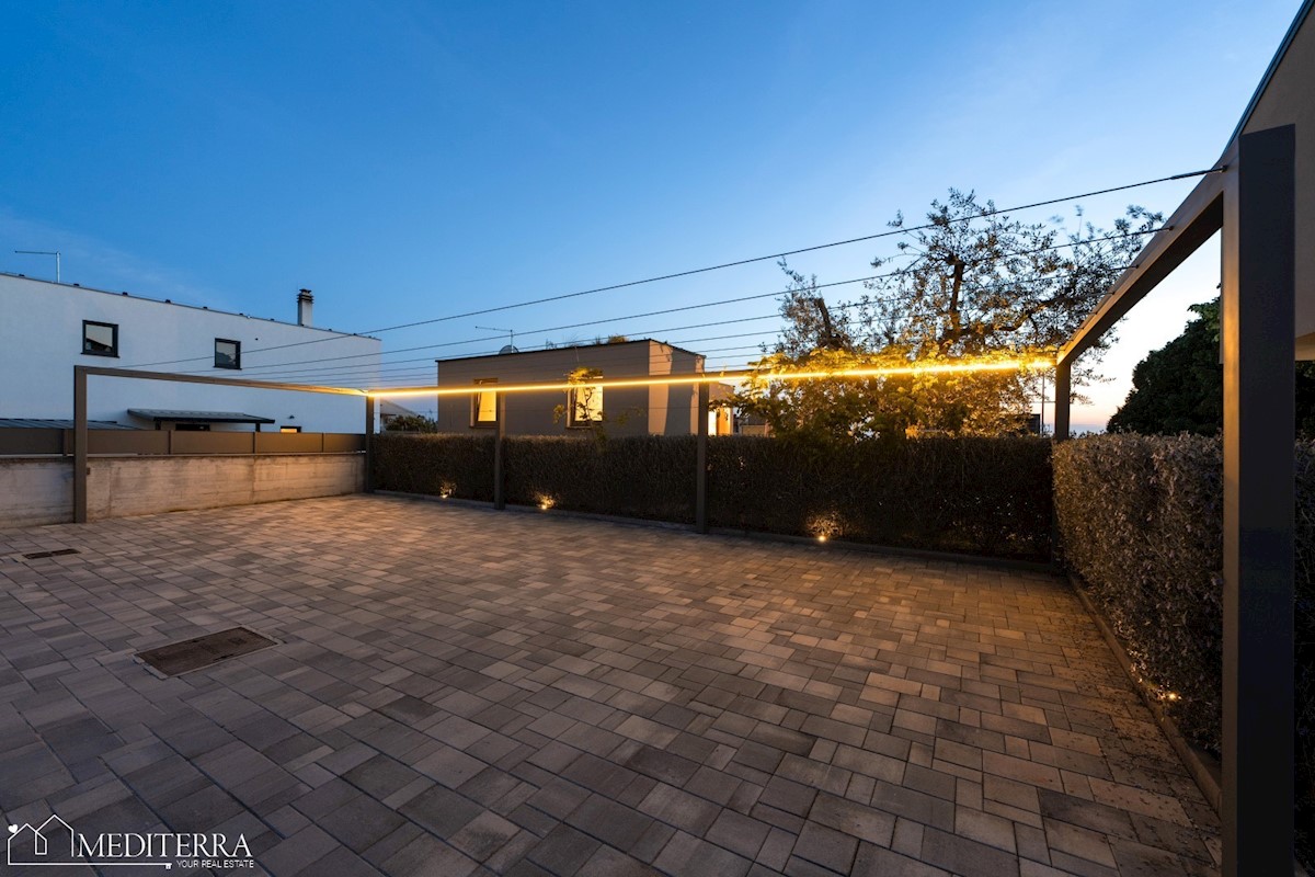 Vila obdana z vinogradi, blizu centra Novigrada, Istra