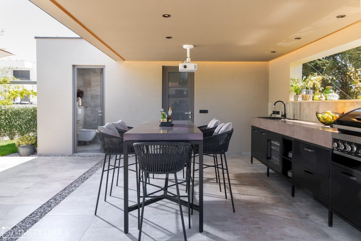 Vila obdana z vinogradi, blizu centra Novigrada, Istra