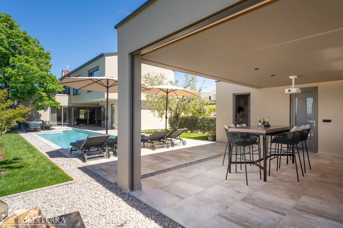 Vila obdana z vinogradi, blizu centra Novigrada, Istra