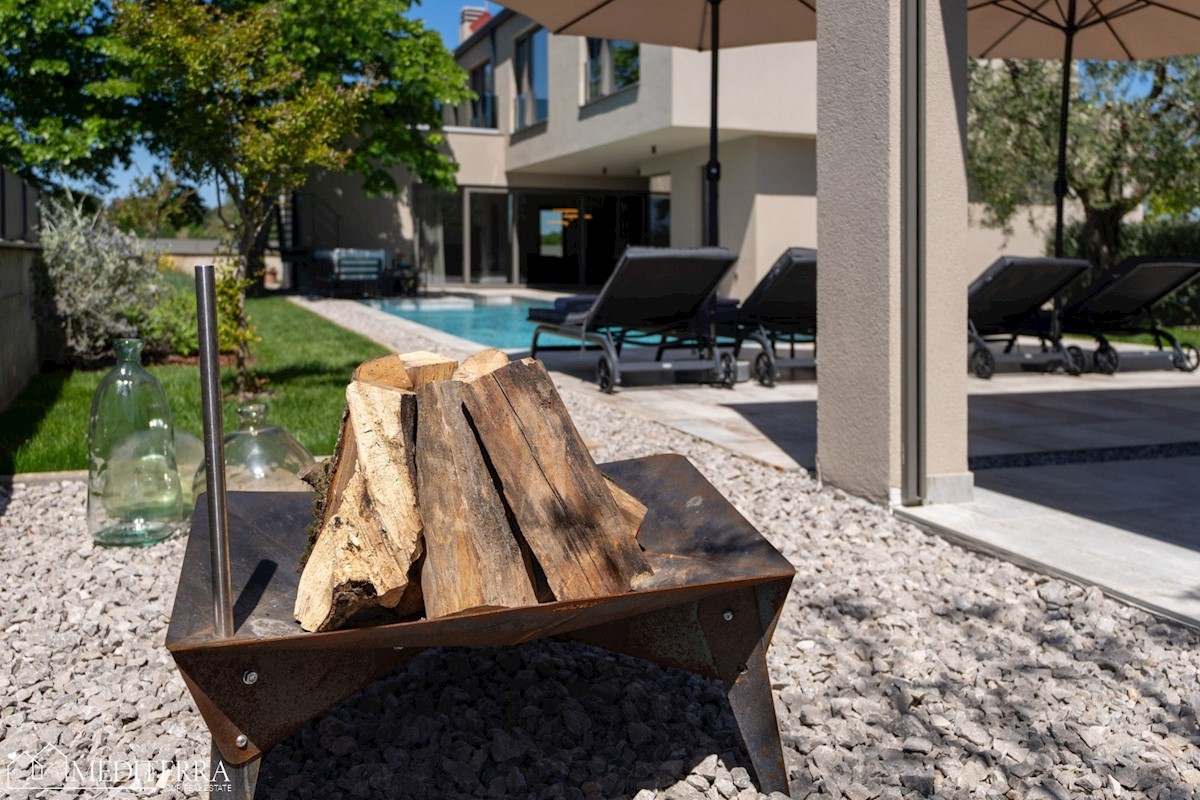 Vila obdana z vinogradi, blizu centra Novigrada, Istra