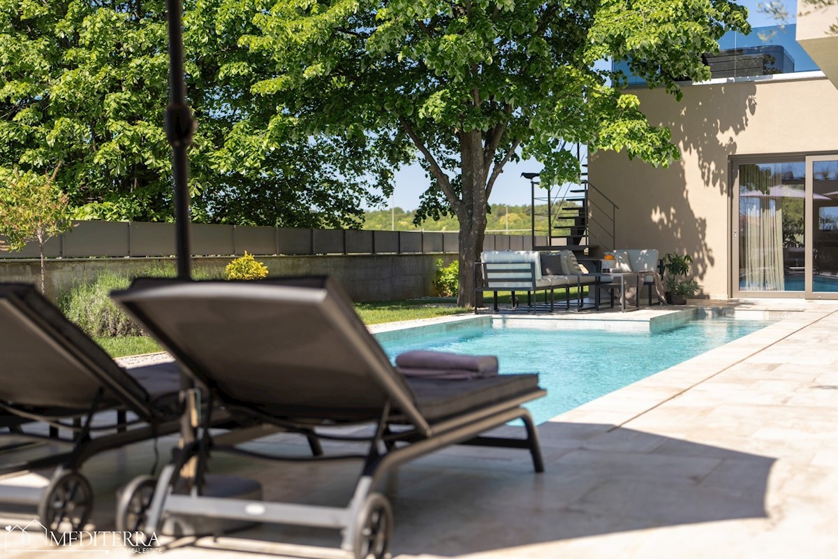 Vila obdana z vinogradi, blizu centra Novigrada, Istra