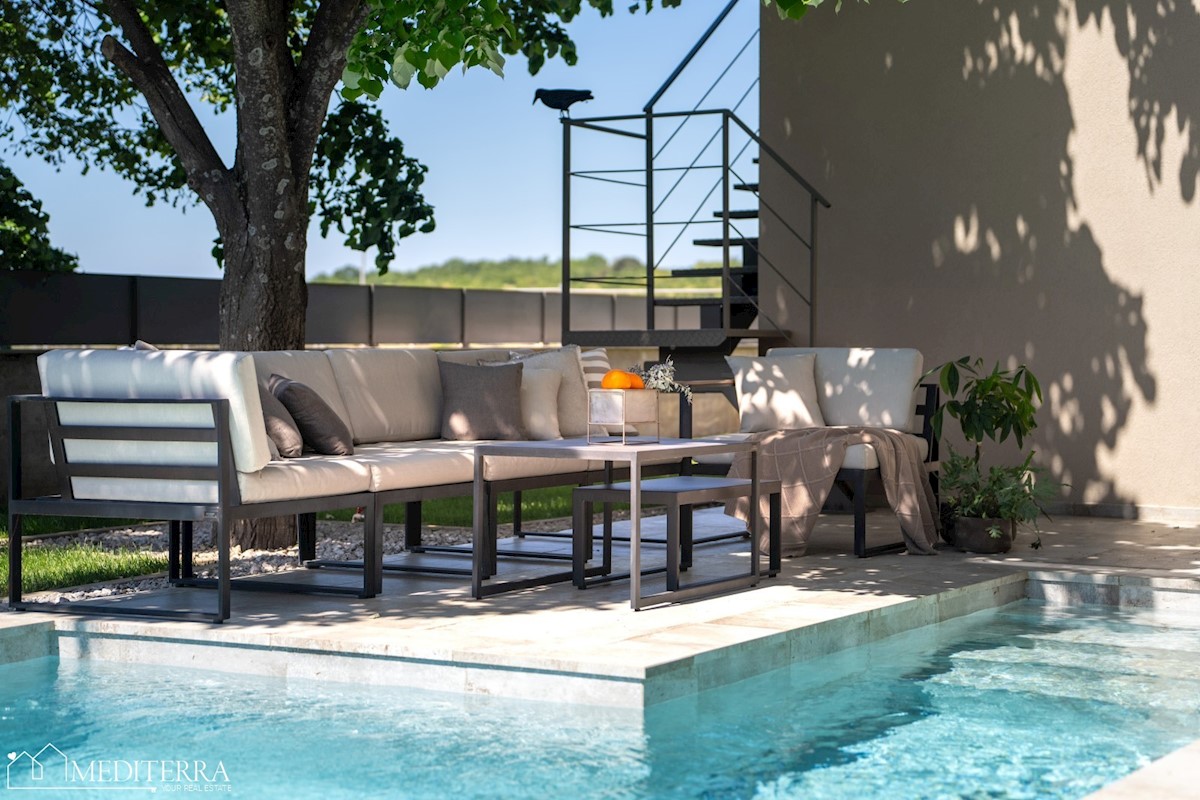 Vila obdana z vinogradi, blizu centra Novigrada, Istra