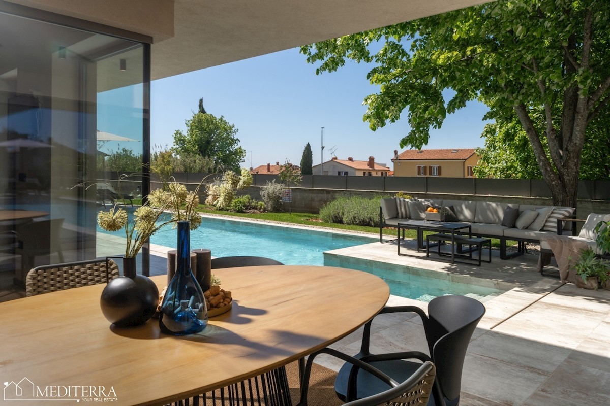 Vila obdana z vinogradi, blizu centra Novigrada, Istra