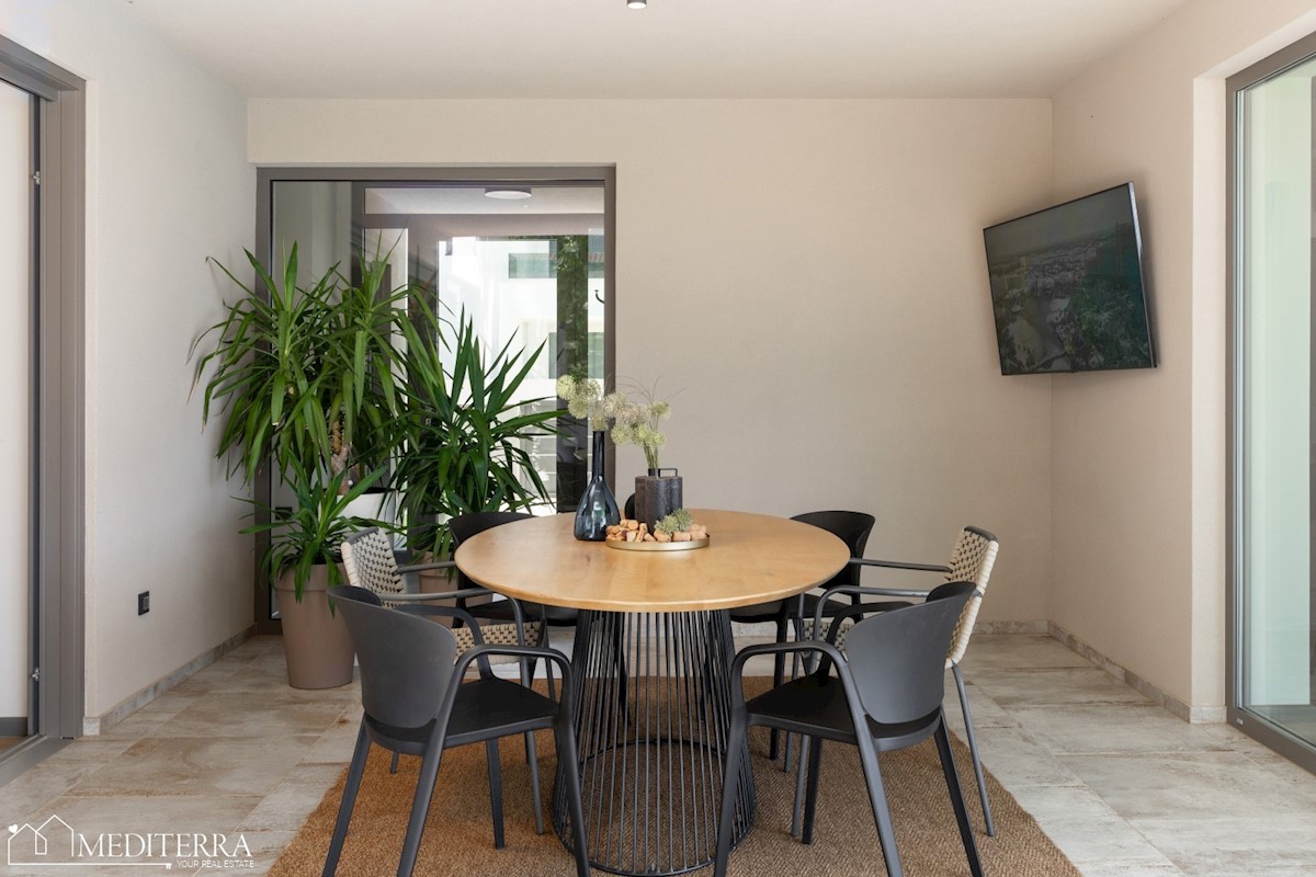 Vila obdana z vinogradi, blizu centra Novigrada, Istra