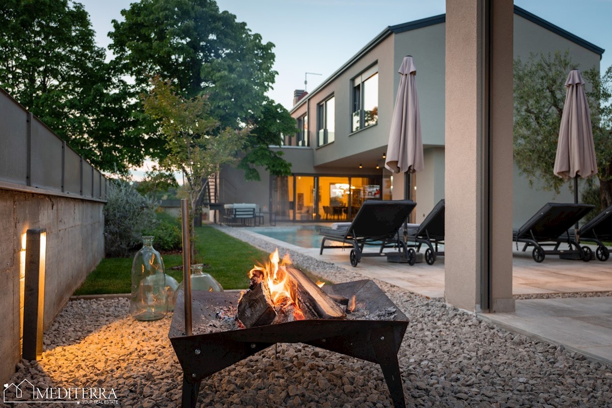 Vila obdana z vinogradi, blizu centra Novigrada, Istra