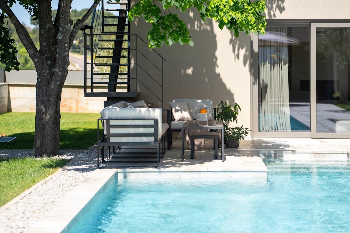 Vila obdana z vinogradi, blizu centra Novigrada, Istra