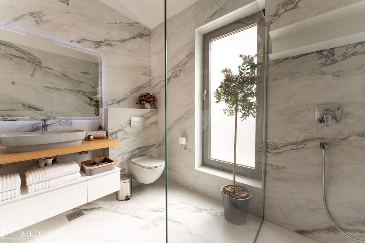 Vila obdana z vinogradi, blizu centra Novigrada, Istra