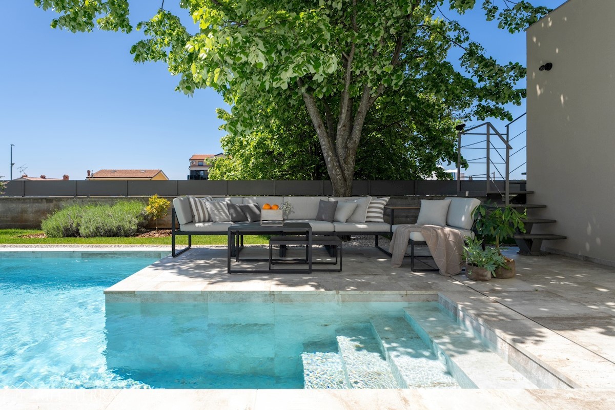 Vila obdana z vinogradi, blizu centra Novigrada, Istra