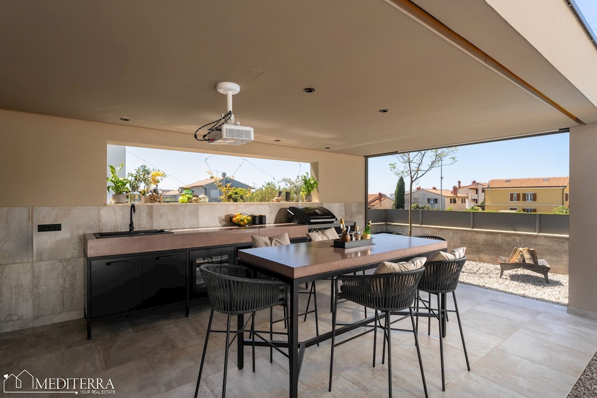 Vila obdana z vinogradi, blizu centra Novigrada, Istra