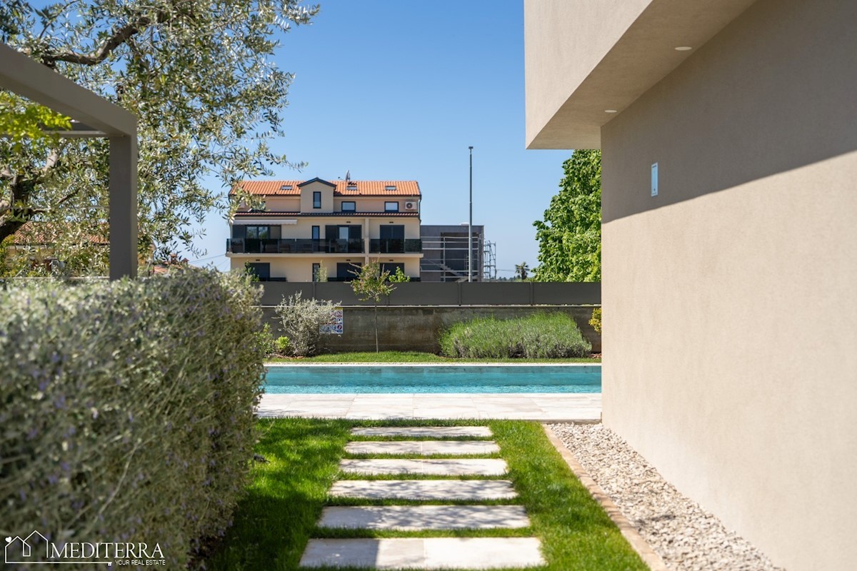 Vila obdana z vinogradi, blizu centra Novigrada, Istra