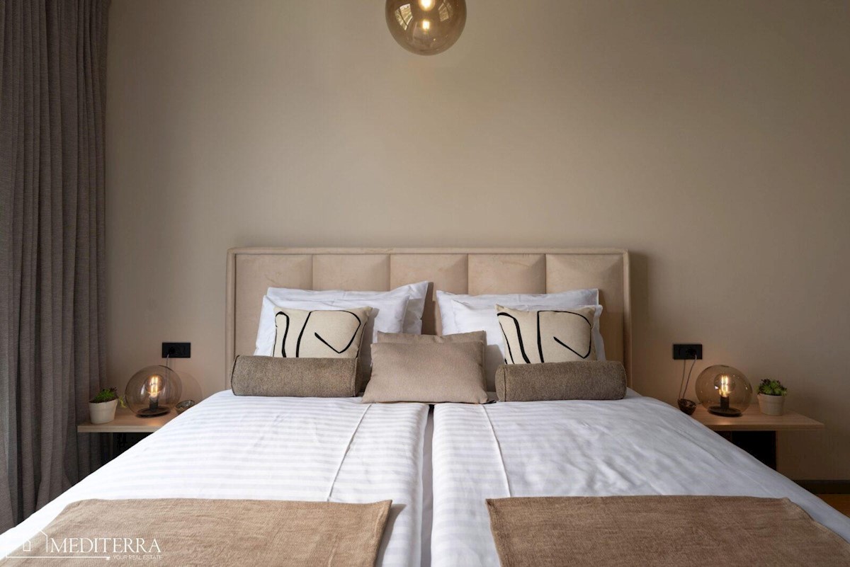 Vila obdana z vinogradi, blizu centra Novigrada, Istra