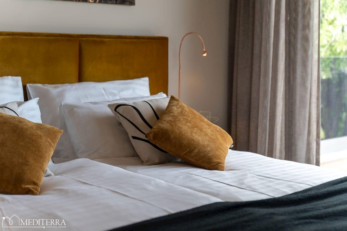 Vila obdana z vinogradi, blizu centra Novigrada, Istra