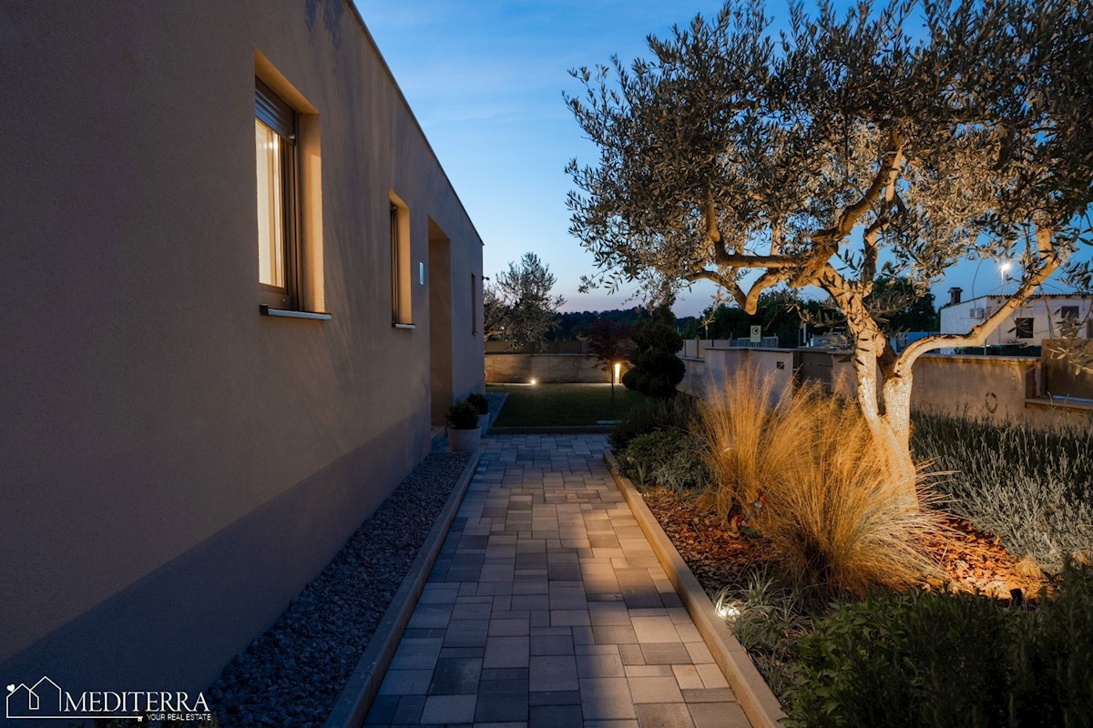 Vila obdana z vinogradi, blizu centra Novigrada, Istra