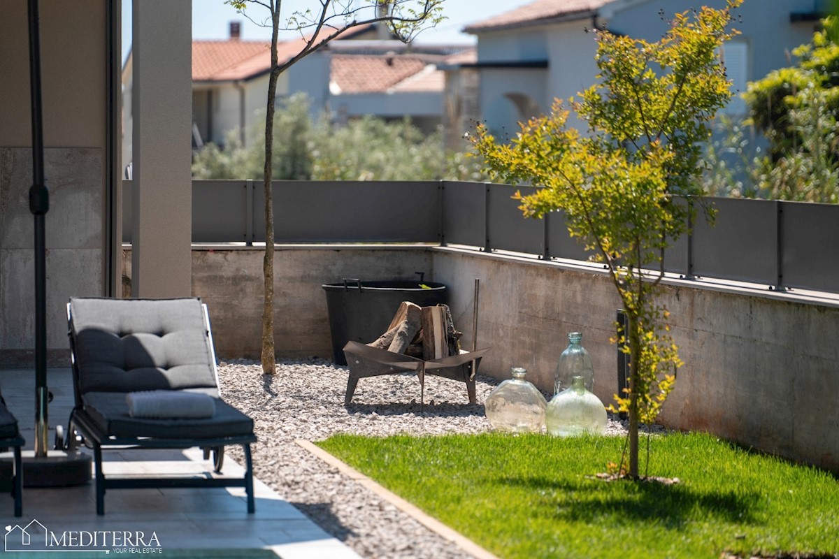 Vila obdana z vinogradi, blizu centra Novigrada, Istra