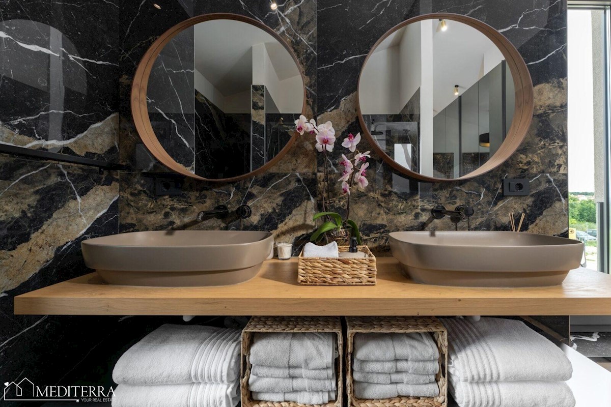 Vila obdana z vinogradi, blizu centra Novigrada, Istra