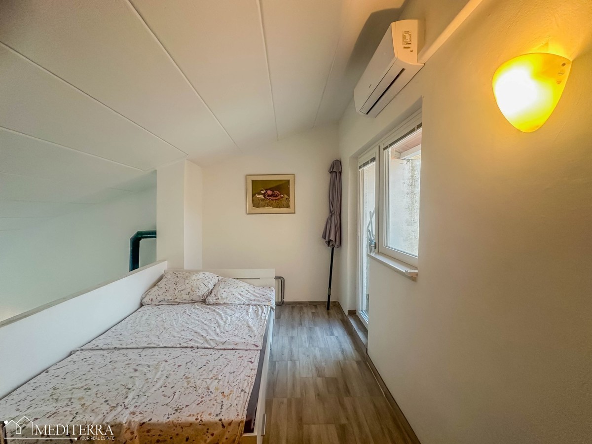 Prenovljeno stanovanje z dvema spalnicama in pogledom na morje, Novigrad, Istra