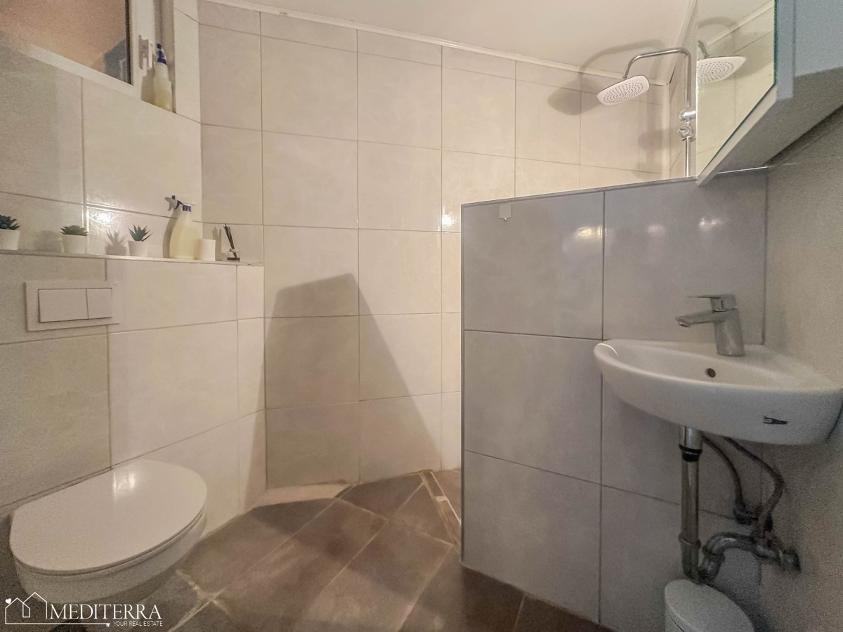 Prenovljeno stanovanje z dvema spalnicama in pogledom na morje, Novigrad, Istra