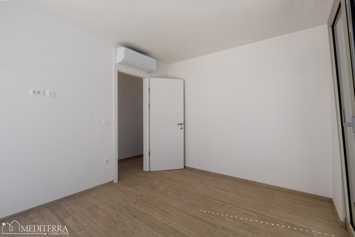 108m2 stanovanje z velikim dvoriščem v bližini morja, Novigrad, Istra