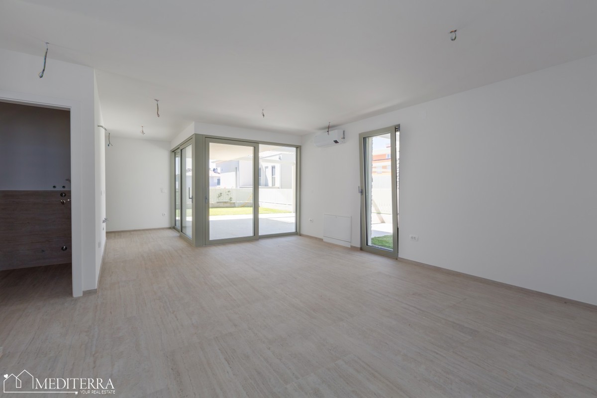 108m2 stanovanje z velikim dvoriščem v bližini morja, Novigrad, Istra
