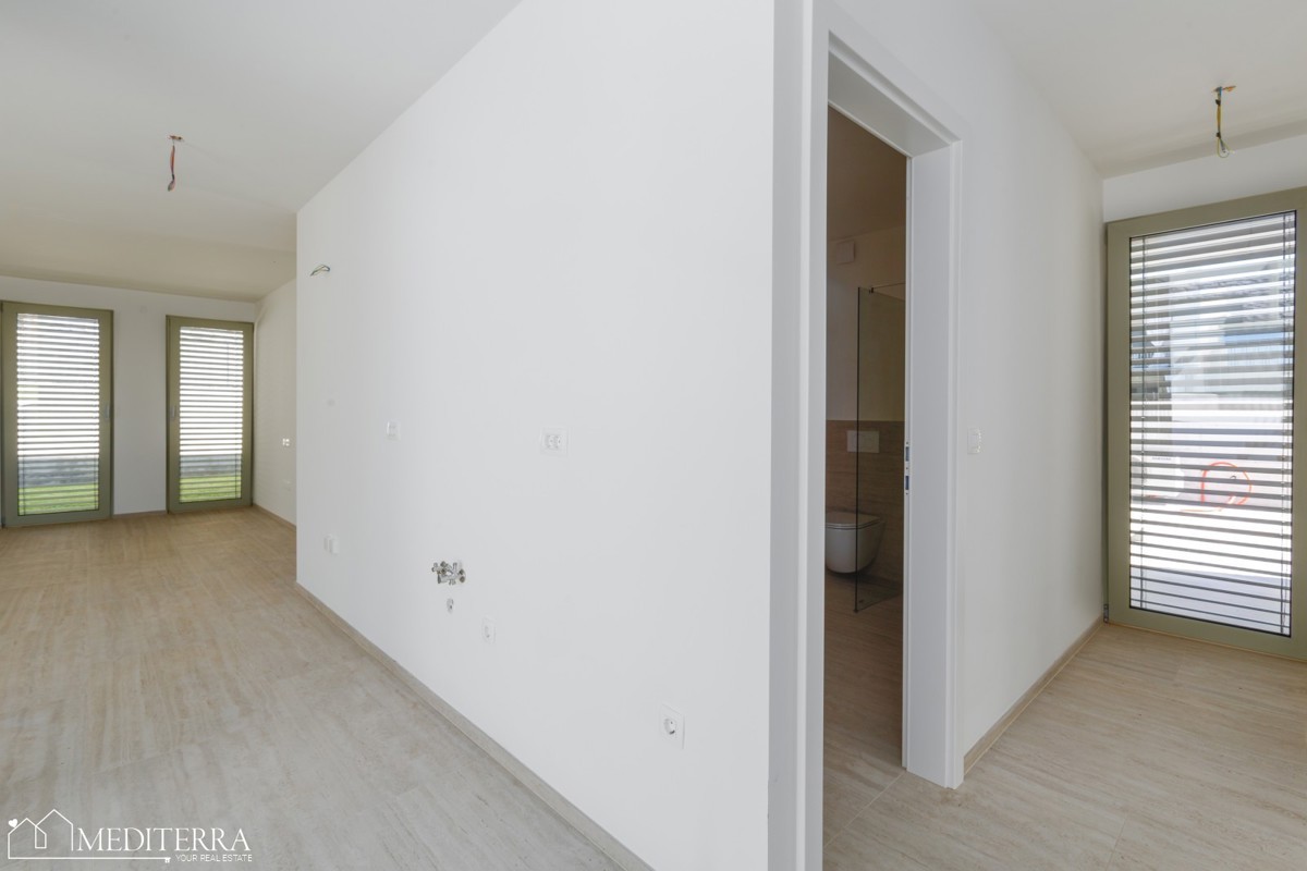 108m2 stanovanje z velikim dvoriščem v bližini morja, Novigrad, Istra