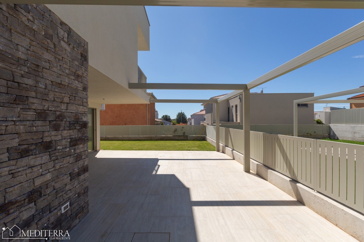 108m2 stanovanje z velikim dvoriščem v bližini morja, Novigrad, Istra
