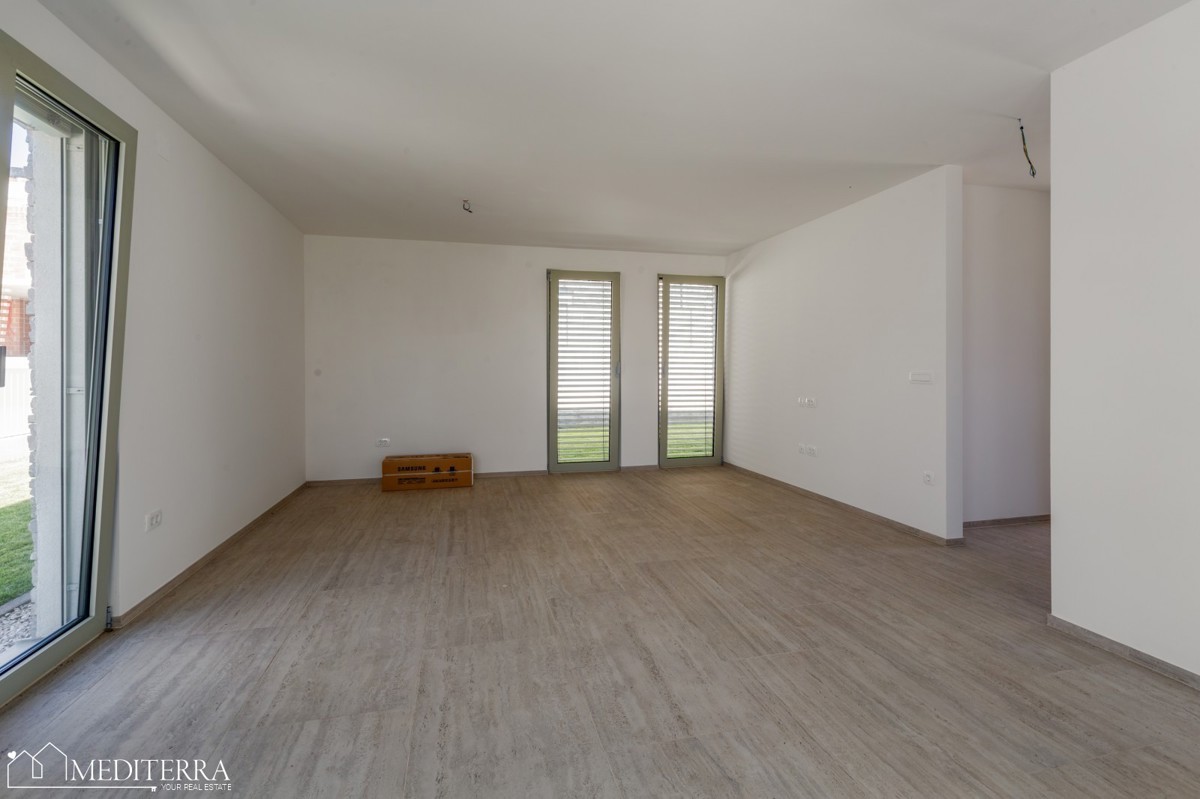 108m2 stanovanje z velikim dvoriščem v bližini morja, Novigrad, Istra