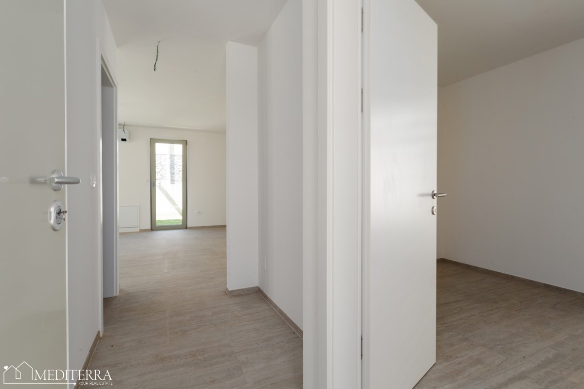 108m2 stanovanje z velikim dvoriščem v bližini morja, Novigrad, Istra
