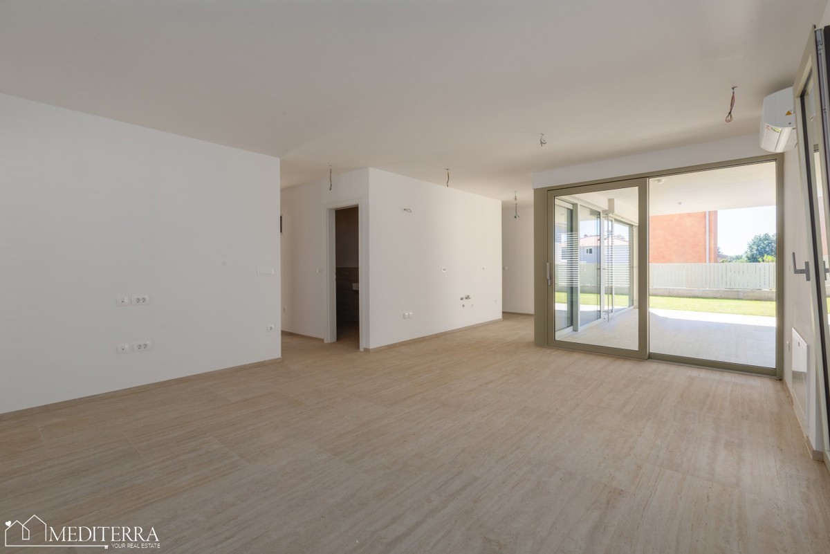 108m2 stanovanje z velikim dvoriščem v bližini morja, Novigrad, Istra