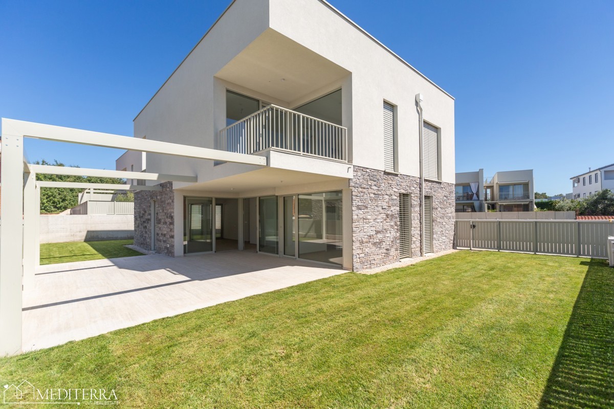 108m2 stanovanje z velikim dvoriščem v bližini morja, Novigrad, Istra