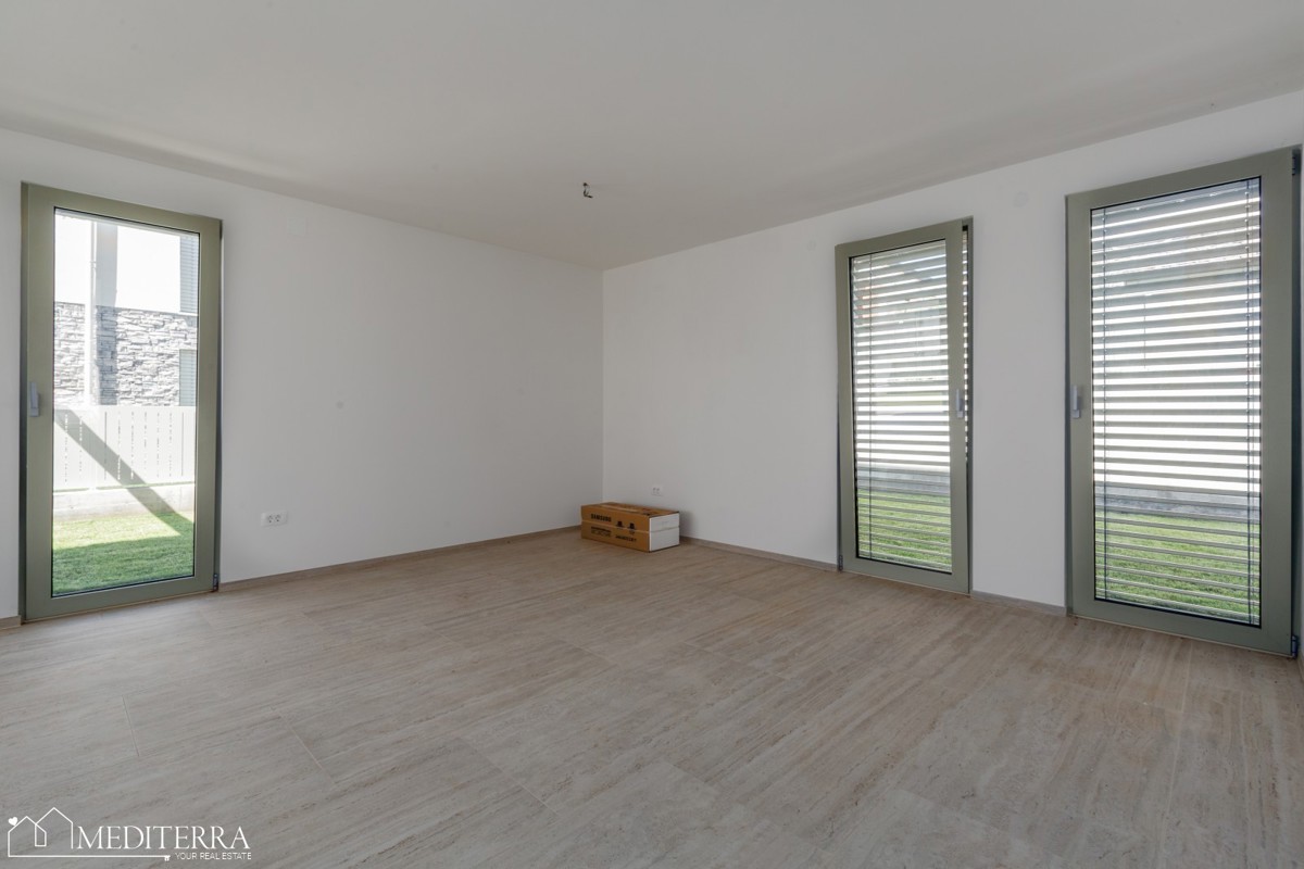 108m2 stanovanje z velikim dvoriščem v bližini morja, Novigrad, Istra