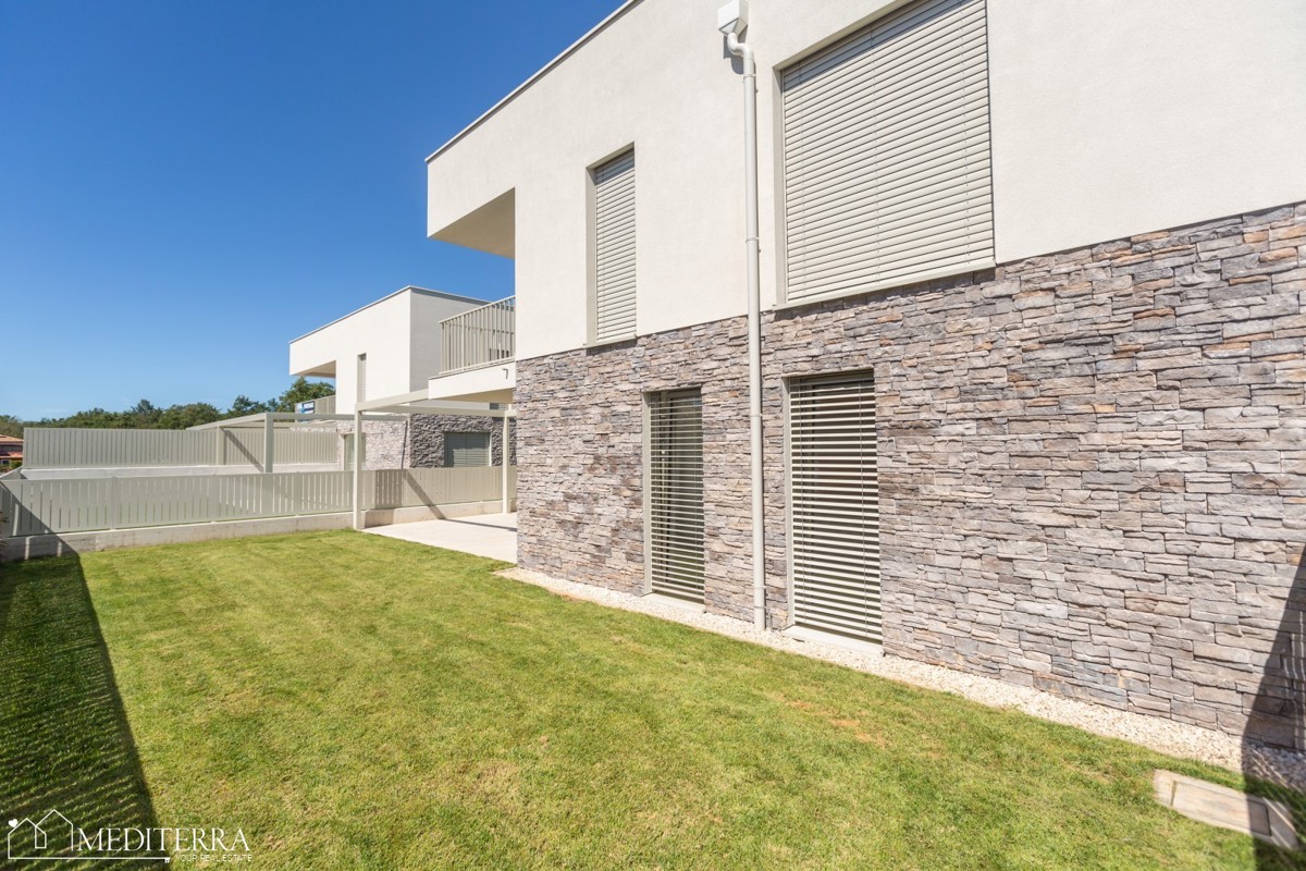 108m2 stanovanje z velikim dvoriščem v bližini morja, Novigrad, Istra