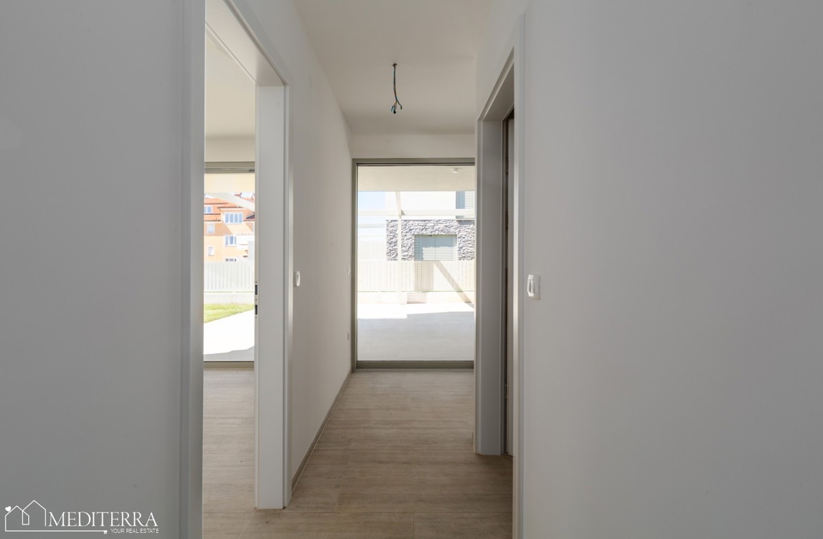 108m2 stanovanje z velikim dvoriščem v bližini morja, Novigrad, Istra