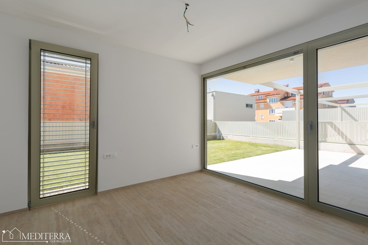 108m2 stanovanje z velikim dvoriščem v bližini morja, Novigrad, Istra