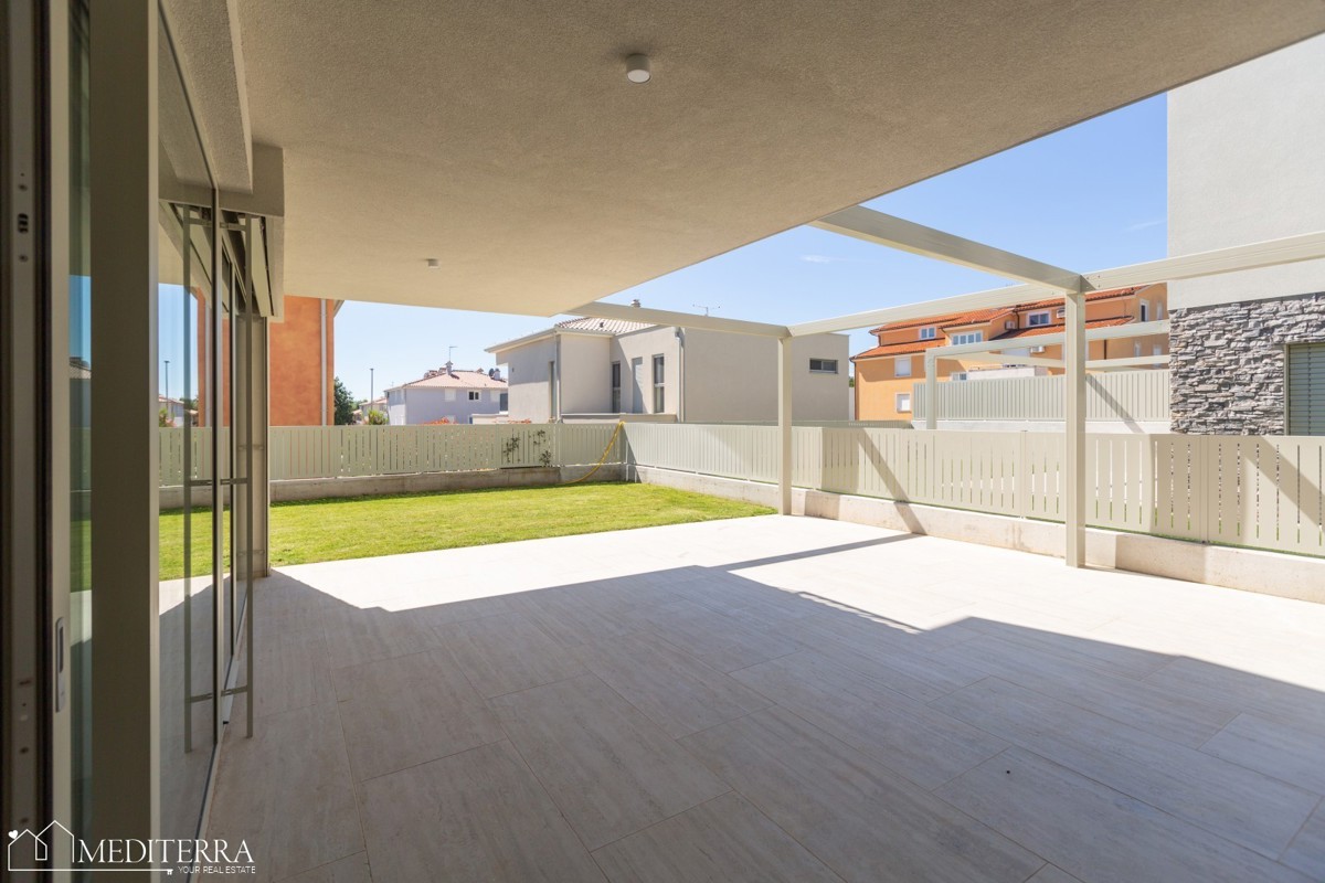 108m2 stanovanje z velikim dvoriščem v bližini morja, Novigrad, Istra