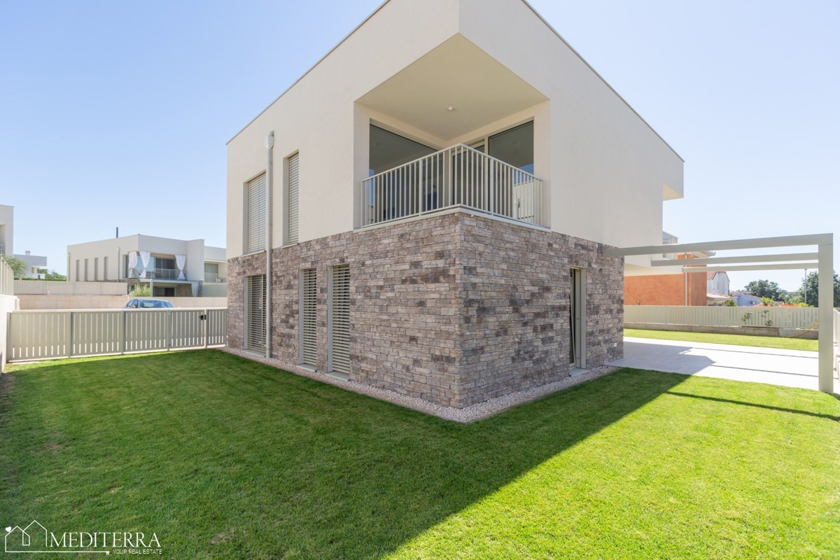 108m2 stanovanje z velikim dvoriščem v bližini morja, Novigrad, Istra