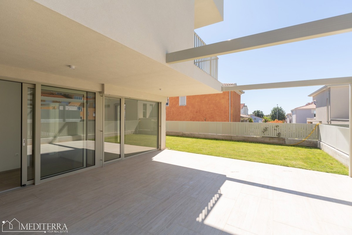 108m2 stanovanje z velikim dvoriščem v bližini morja, Novigrad, Istra